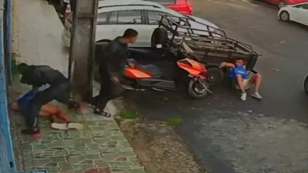 Mototaxistas agridem dois homens no Cabula após discussão por pagamento de corrida folioes agredidos no cabula 3150940 article Easy Resize.com