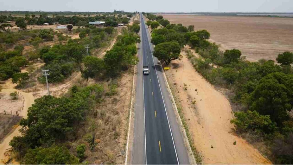 onibus com 42 passageiros tomba na br 020 no oeste da bahia widelg Easy Resize.com