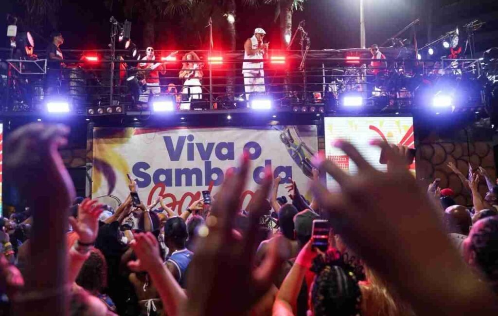 trio de xanddy sofre falha tecnica no morro do cri0137916700202602092147 Easy Resize.com