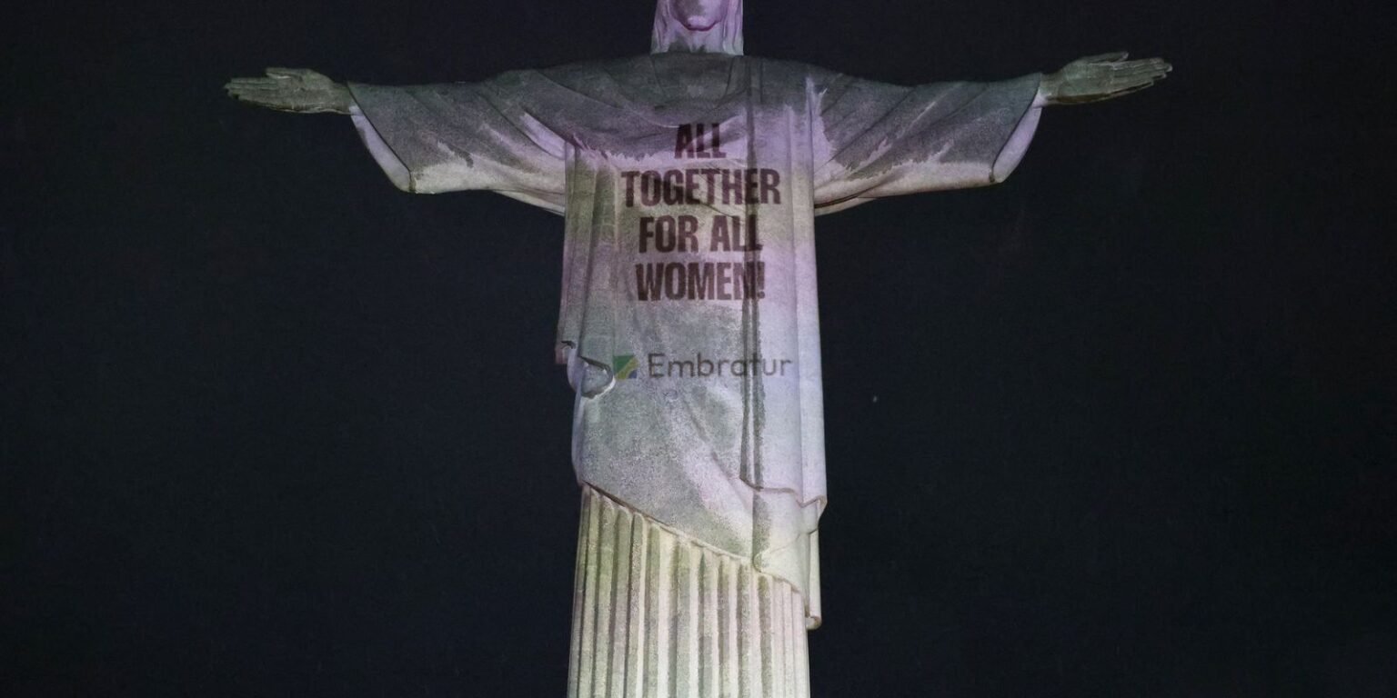 Cristo Redentor é iluminado com mensagens de campanha contra violência 0g0a4885
