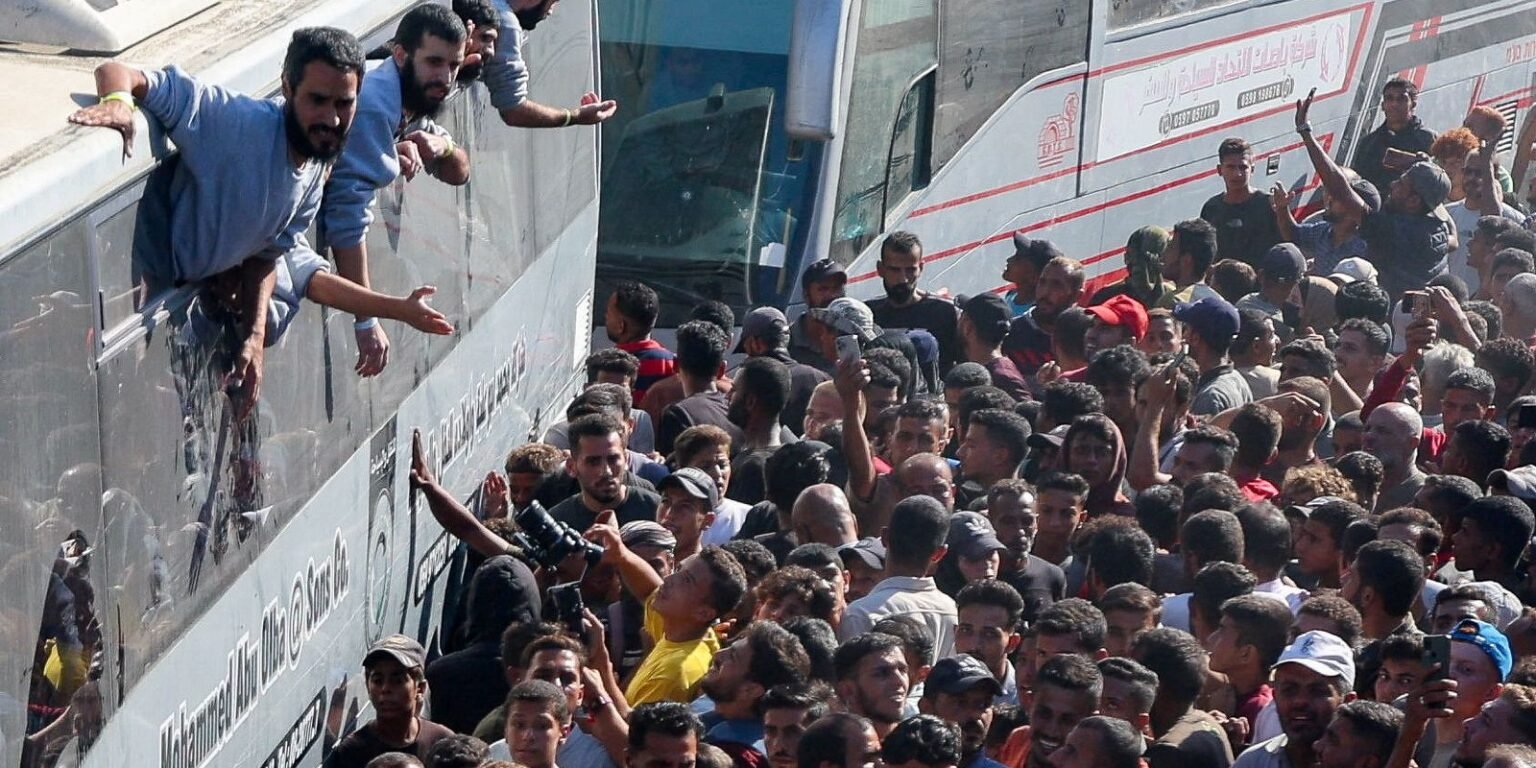 2025 10 13t140103z 1 lynxnpel9c0lh rtroptp 4 gaza cheer prisoners sk3