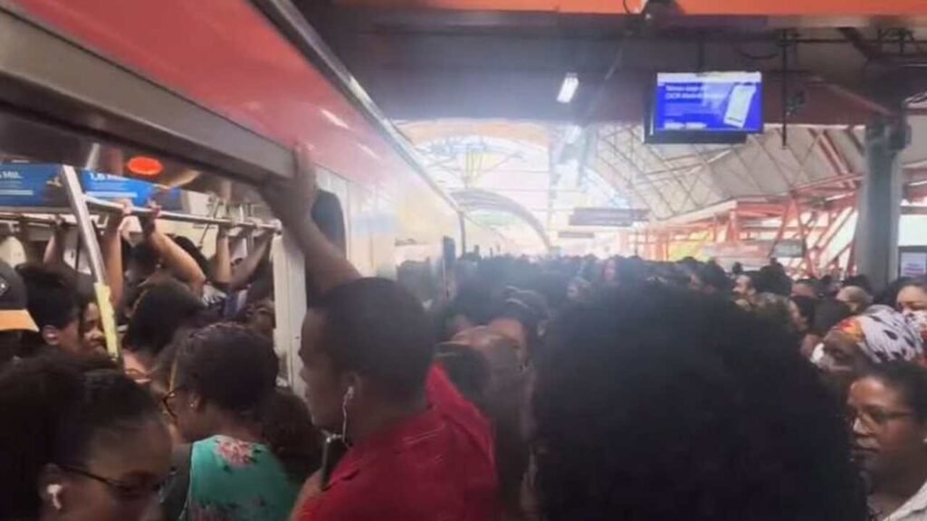 Falha elétrica interrompe circulação e provoca evacuação no metrô de Salvador pagina grande bnews 2 1xq23mca widelg Easy Resize.com