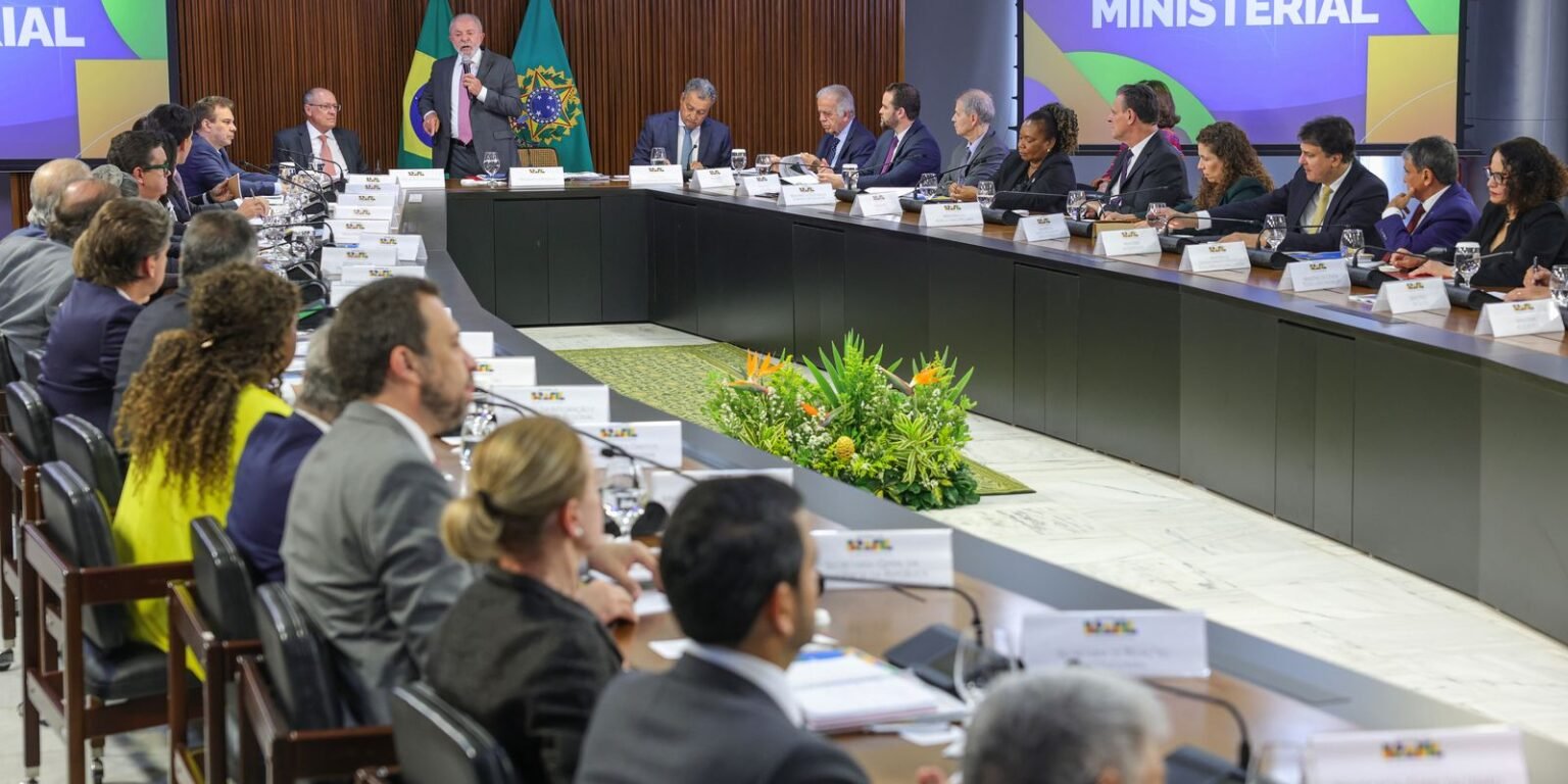 Lula se despede de ministros e confirma Alckmin como vice em chapa pzzb5165.jpg