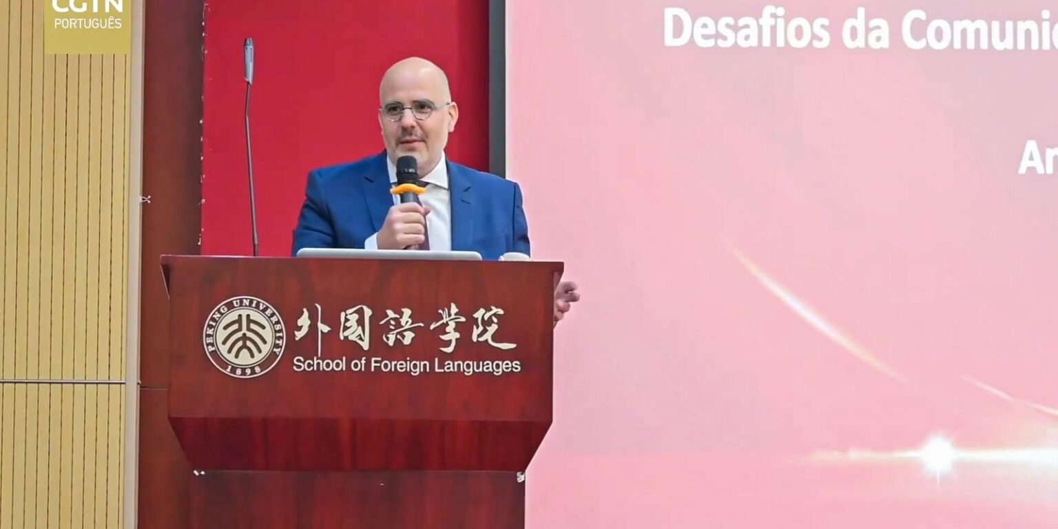 Presidente da EBC visita China e amplia projetos de cooperação residente da ebc andre basbaum visita universidade de pequim e destaca conexao brasil china
