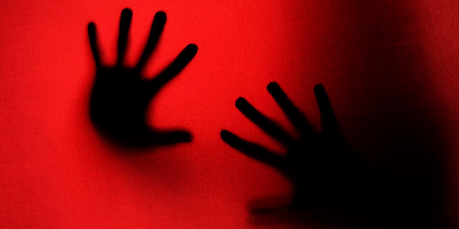 Crime de estupro: entenda os agravantes e punições previstas em lei silhuetas a de maos aterrorizantes no estudio 0