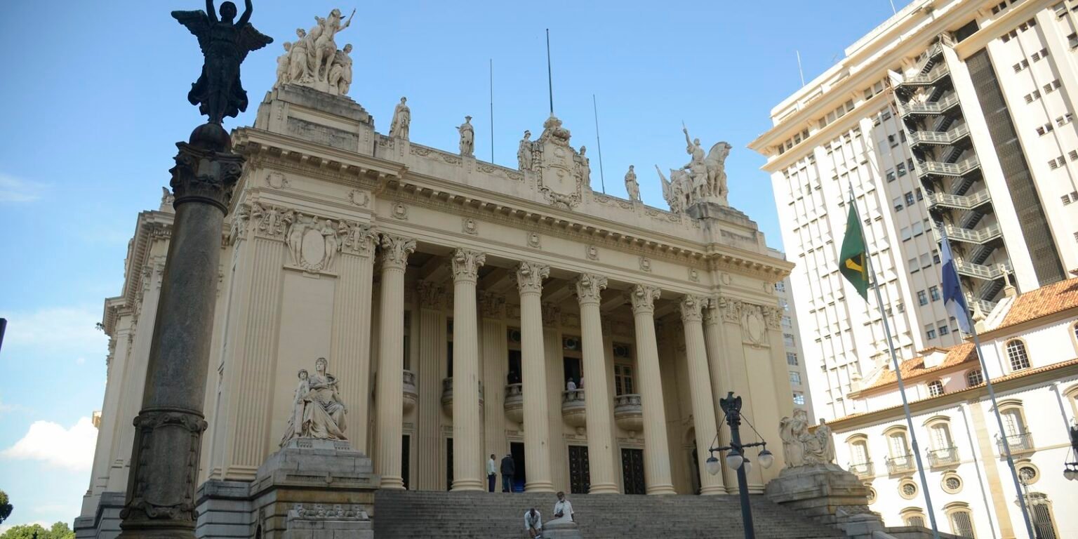 Justiça nega liminar para suspender eleição para presidência da Alerj dsc8742