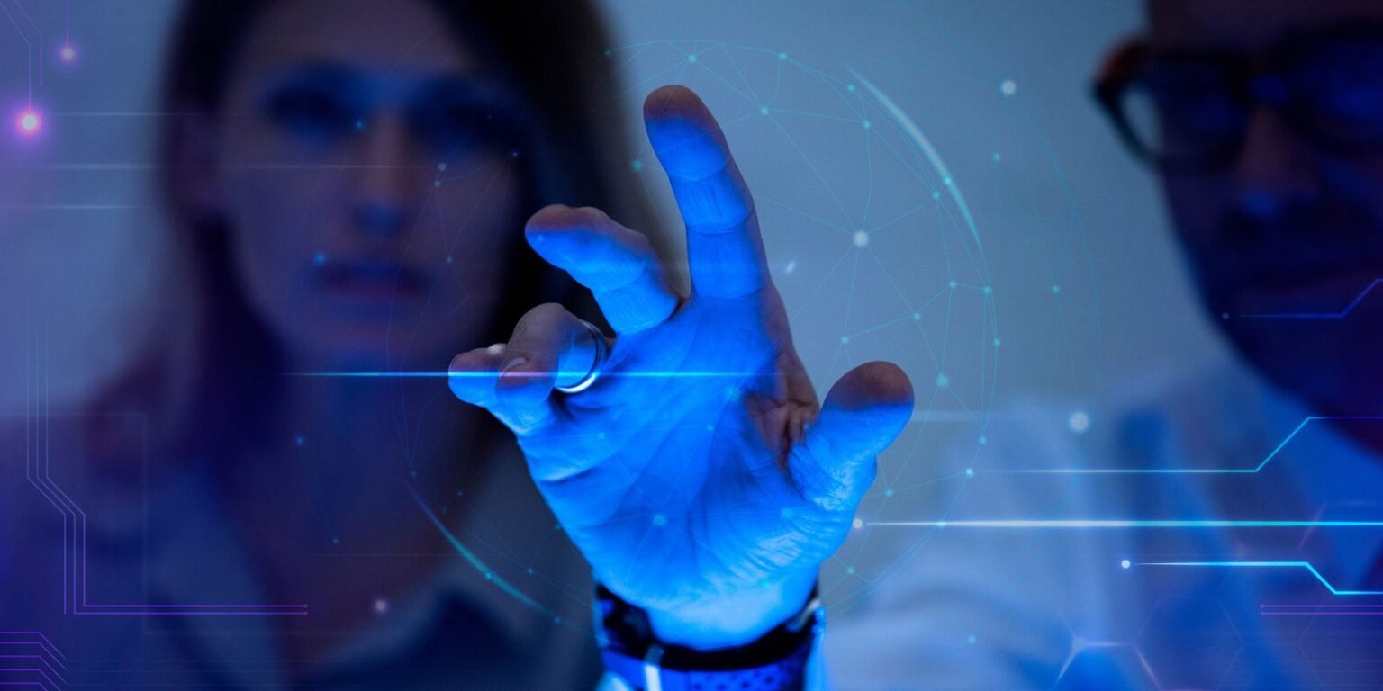 IA acelera desinformação e ameaça democracias, alerta pesquisa homem tocando uma tela virtual futurista remix de tecnologia digital