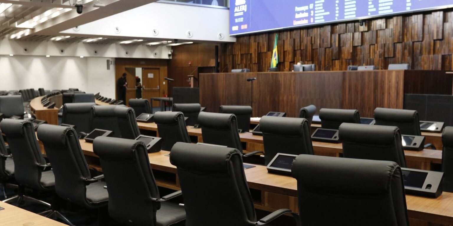 Proposições legislativas sobre IA favorecem controle e vigilância mg 8156