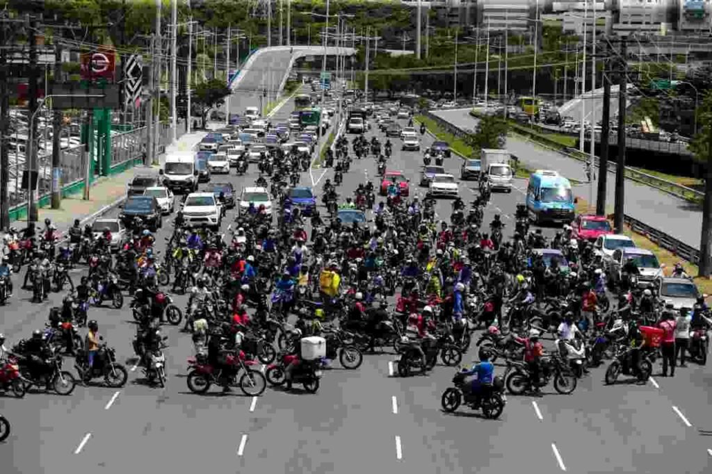 Protesto contra alta dos combustíveis causa lentidão nas avenidas ACM e Paralela, em Salvador protesto contra a alta do preco dos combustiveis em salvador 3199922 article Easy Resize.com