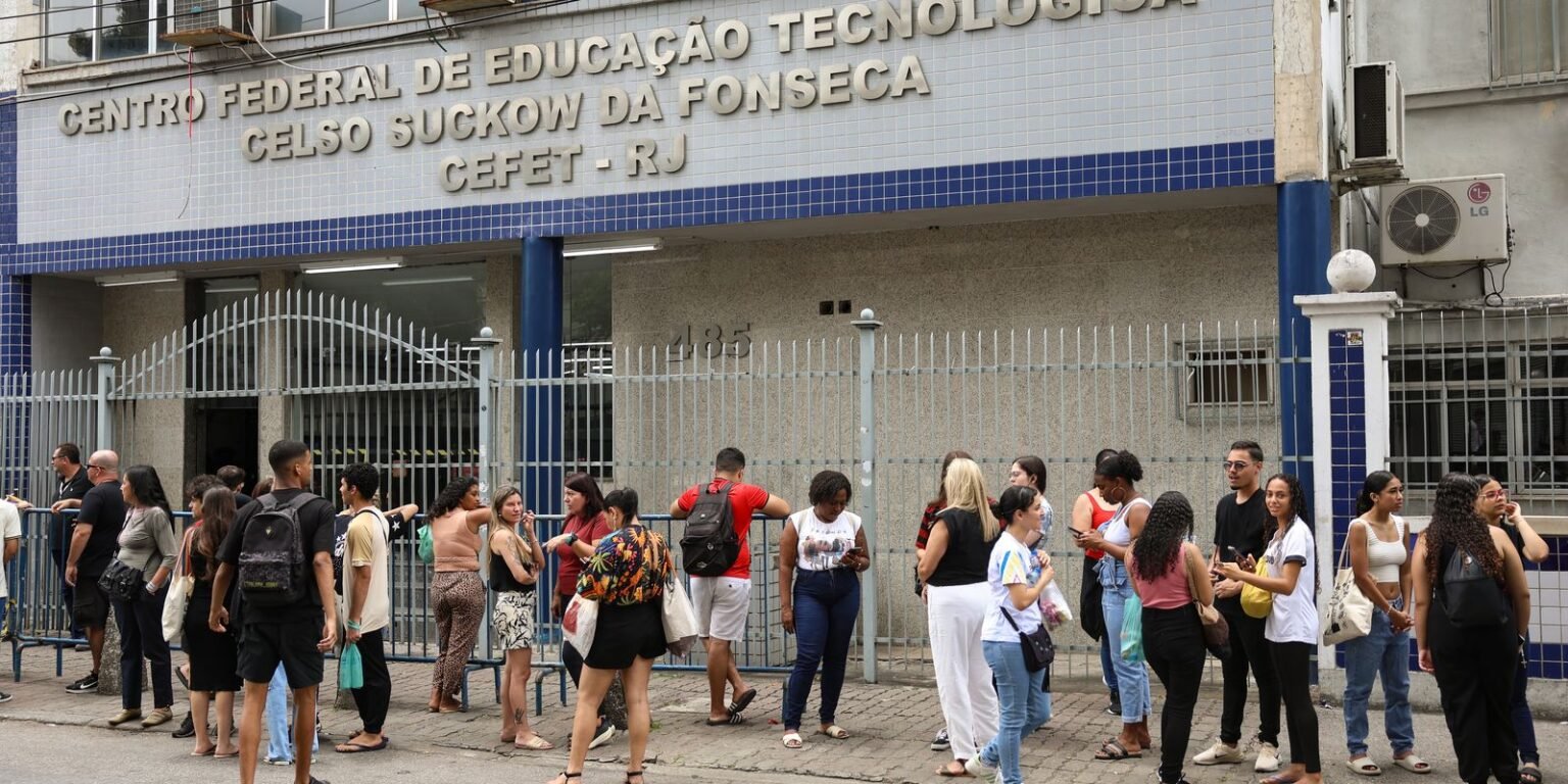 Inscrições abertas para professor, com salários até R$ 13 mil toms0197