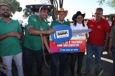 Entrega de equipamentos agrícolas fortalece o desenvolvimento rural de Boa Vista do Tupim Foto20Thuane20MariaGOVBA3