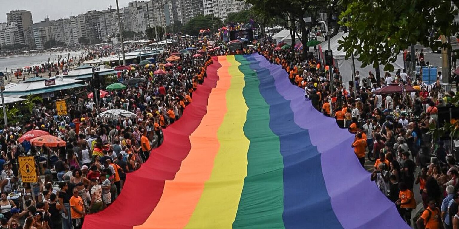PL que veta criança em evento LGBTQIA+ é inconstitucional, diz jurista ainda estamos em extase foi lindo foi potente e foi historico mais uma vez. a praia de copa