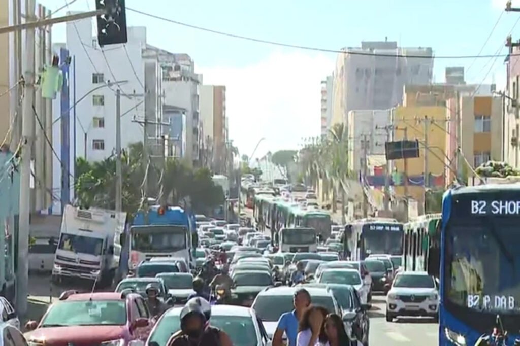 caminhao tomba e provoca congestionamento em amaralina em salvador 3249275 article Easy Resize.com