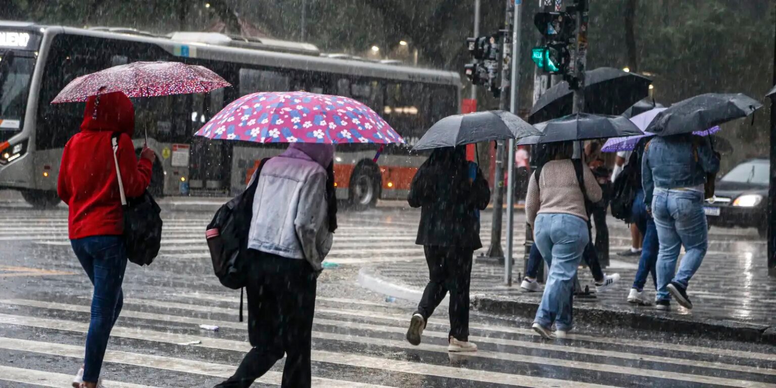 Norte e Sudeste devem começar semana com chuva forte, prevê Inmet chuva sp 1 1