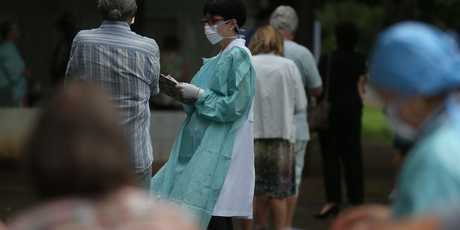 movimentacao de idosos no posto da 612 sul para vacinacao contra influenza2403209968