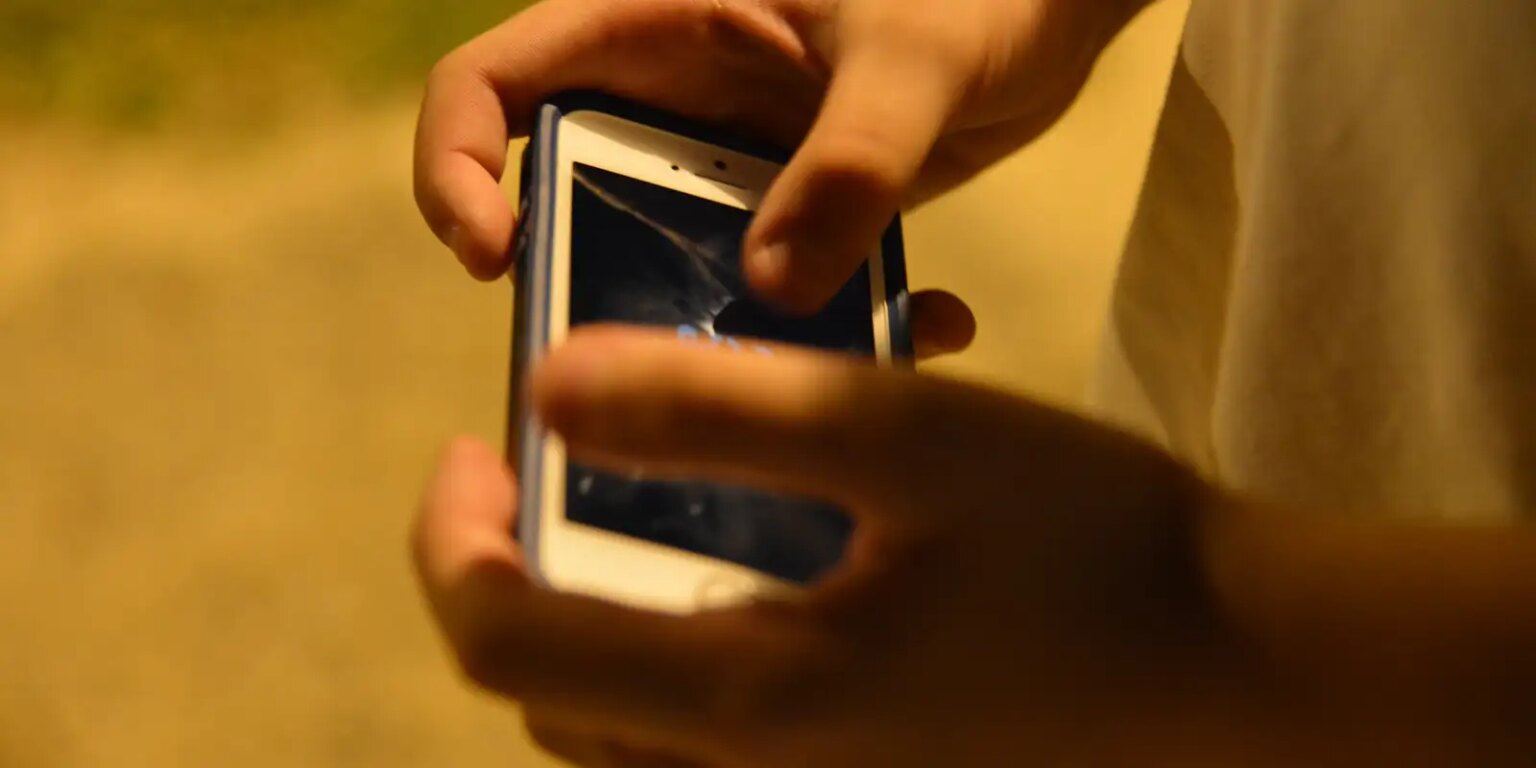 180515 jovem celular 0829