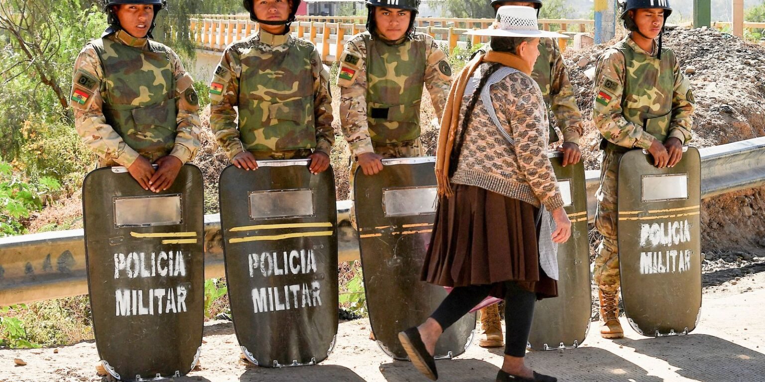 Bolívia: caem bloqueios após estado de exceção e acordo com sindicato 2026 06 20t225552z 466224686 rc2mxlabx83f rtrmadp 3 bolivia protests emergency