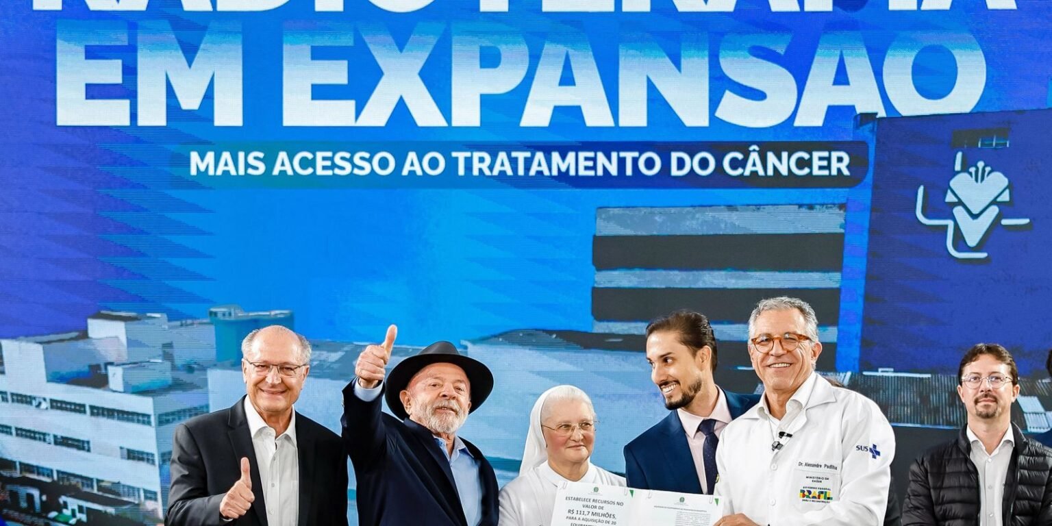Lula entrega aparelhos de radioterapia em São Paulo 55353600261 84335c5db8 o