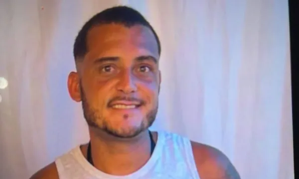 HOMEM É EXECUTADO A TIROS ENQUANTO PILOTAVA MOTO NO BAIRRO DE PARIPE Homem morto a tiros enquanto pilotava moto em Paripe