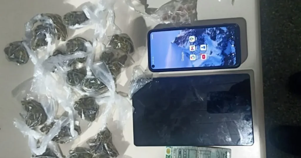 PM apreende drogas e equipamentos de monitoramento clandestino no Nordeste de Amaralina IMAGEM NOTICIA 9 1