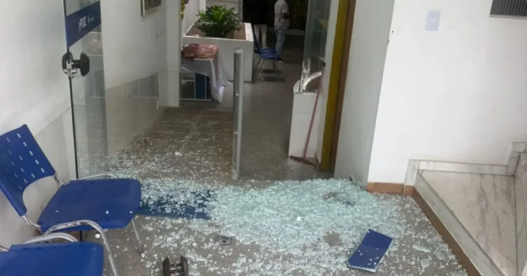 Réu por tentativa de homicídio tenta fugir durante julgamento e quebra porta de vidro no interior da Bahia IMAGEM NOTICIA 9