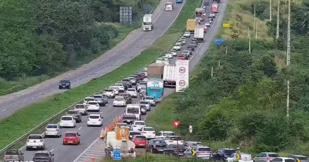 Trânsito intenso na BR-324 provoca longos congestionamentos na saída de Salvador para o interior Imagem toda para Muni 66