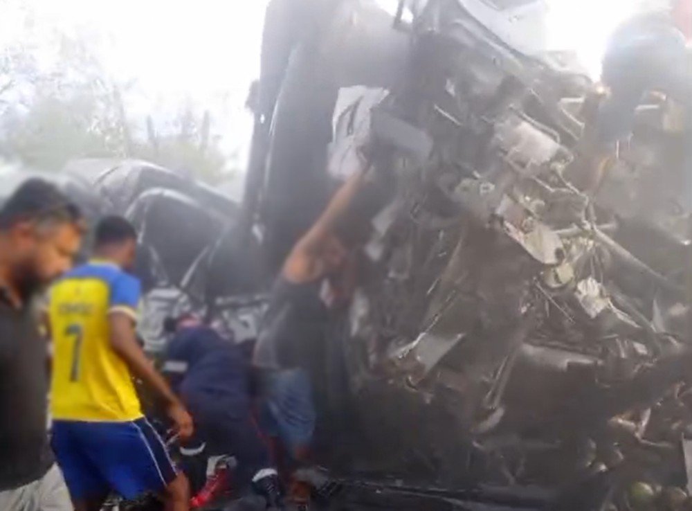 Colisão entre caminhão e van deixa 16 mortos na BR-116, na Bahia acidentebr1162 1