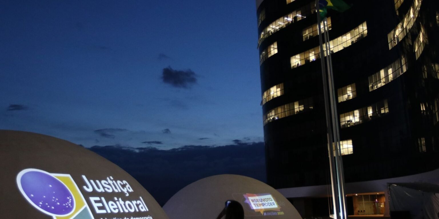 TSE adia decisão sobre suspensão de pesquisa de voto para presidente fcpzzp 111520201803