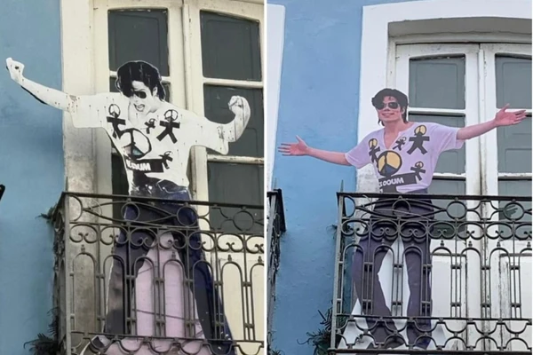 Varanda de Michael Jackson recebe novo totem para visitantes no Pelourinho imagem de michael jackson foi substituida 3305384 article