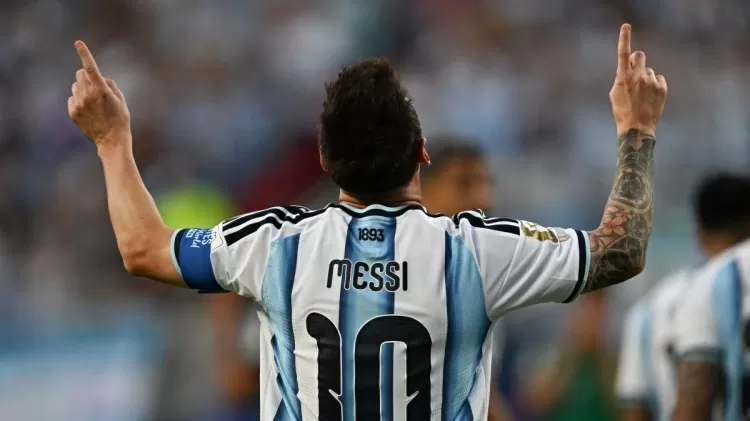 Messi vira maior artilheiro das copas e lidera Argentina em estreia messi da argentina comemora gol contra a argelia na copa do mundo