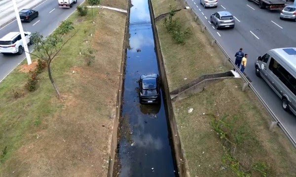 Carro de luxo avaliado em R$ 800 mil cai em córrego na Avenida ACM whatsapp image 2026 06 17 at 16.01.16