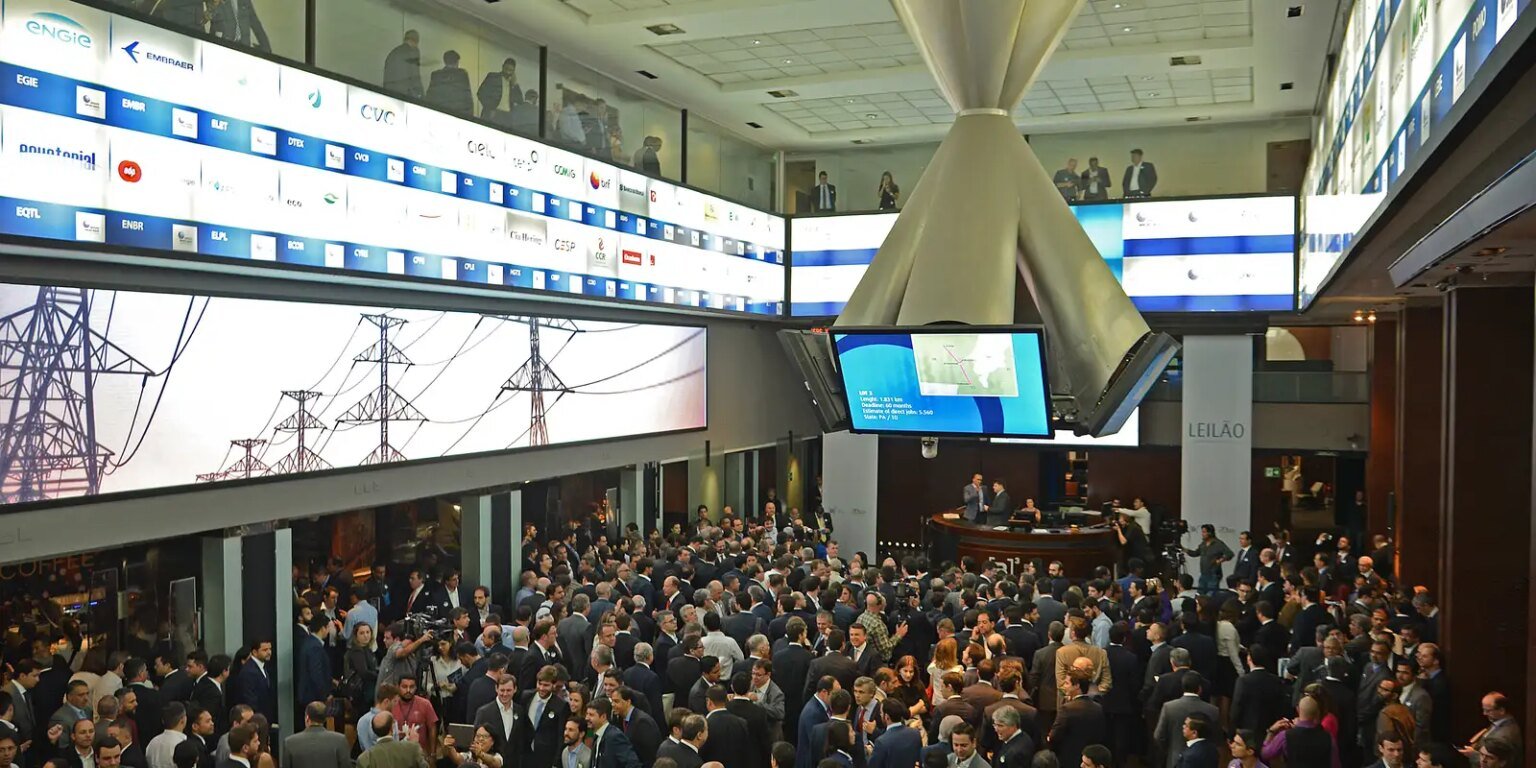 Ibovespa volta aos 174 mil pontos com aposta na Selic, e dólar cai 1101839 rvrsa abr121520176673 1
