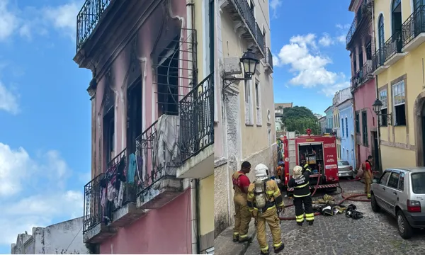 Casarão pega fogo no Centro Histórico de Salvador e área é isolada 4e35b021 9f67 4381 9e75 72782ee53a33