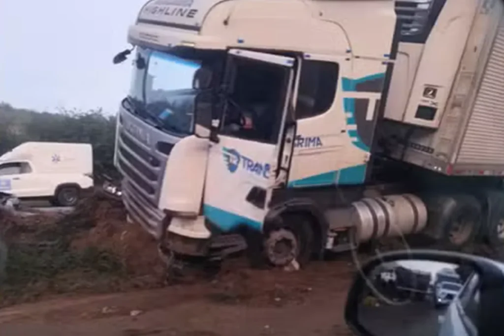 Colisão entre caminhão e carreta deixa 9 km de congestionamento na BR-324, em Feira de Santana Acidente carretas BR 324