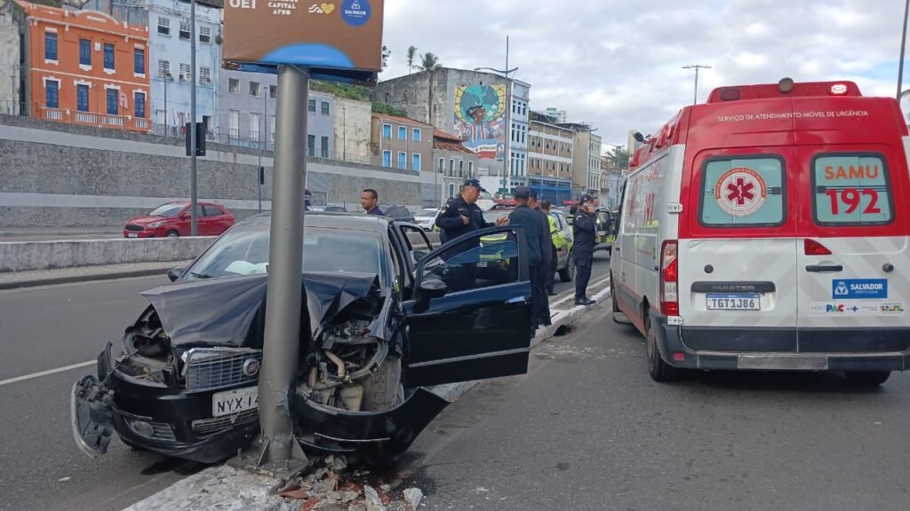Carro sai da pista, bate em poste e deixa dois feridos na Avenida Contorno WhatsApp Image 2026 07 31 at 07.45.45