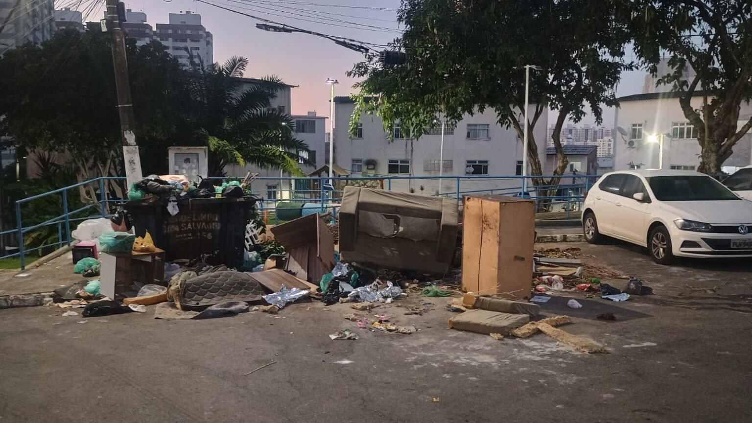 Moradores denunciam acúmulo de lixo e entulho no antigo final de linha do Doron b1b9bcf9 e722 460e 8b58 93839b83049c
