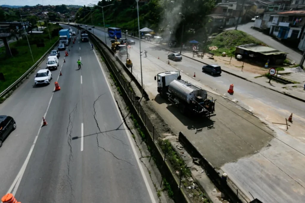 BR-324 volta a ceder em Simões Filho e trecho é interditado novamente após surgimento de nova cratera br 324 tem fila de 7 km apos afundamento da pista em simoes filho veja situacao 3332724 article
