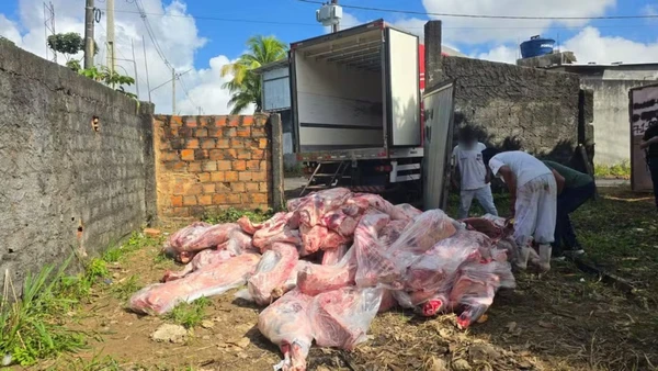 PM resgata trabalhadores trancados em caminhão após roubo de carga em Salvador funcionarios sao resgatados apos serem mantidos refens em bau de caminhao roubado em salvador 3348610 article