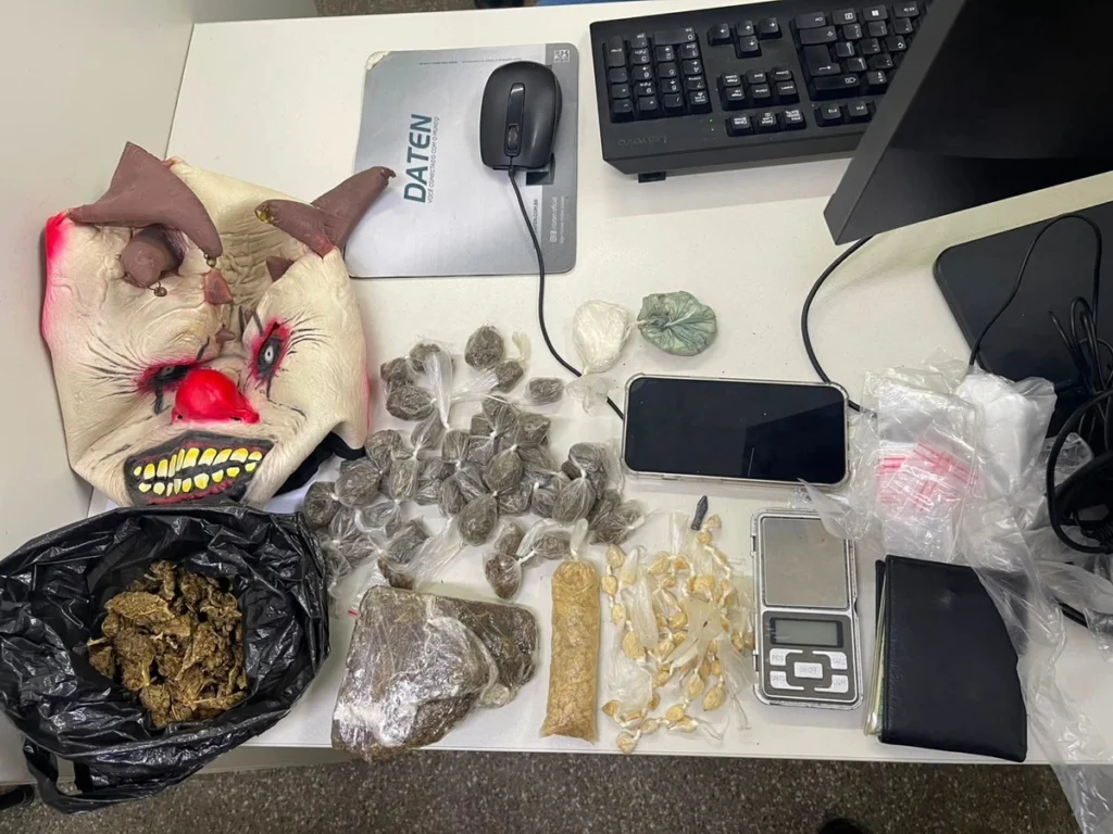 homem foi encontrado com porcoes de maconha e uma quantia em dinheiro 3352541 article