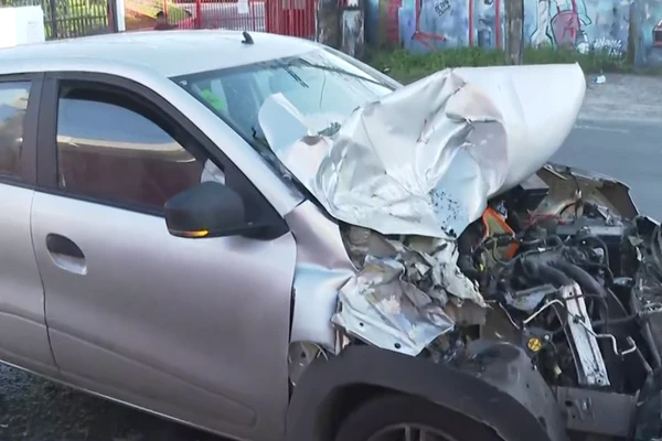 Carro atinge traseira de ônibus após motorista dormir ao volante em Salvador motorista cochila ao volante bate em onibus e acidente interdita rua em salvador 3336756 article
