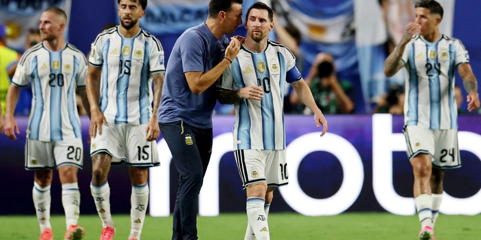 scaloni e messi selecao argentina copa 2026