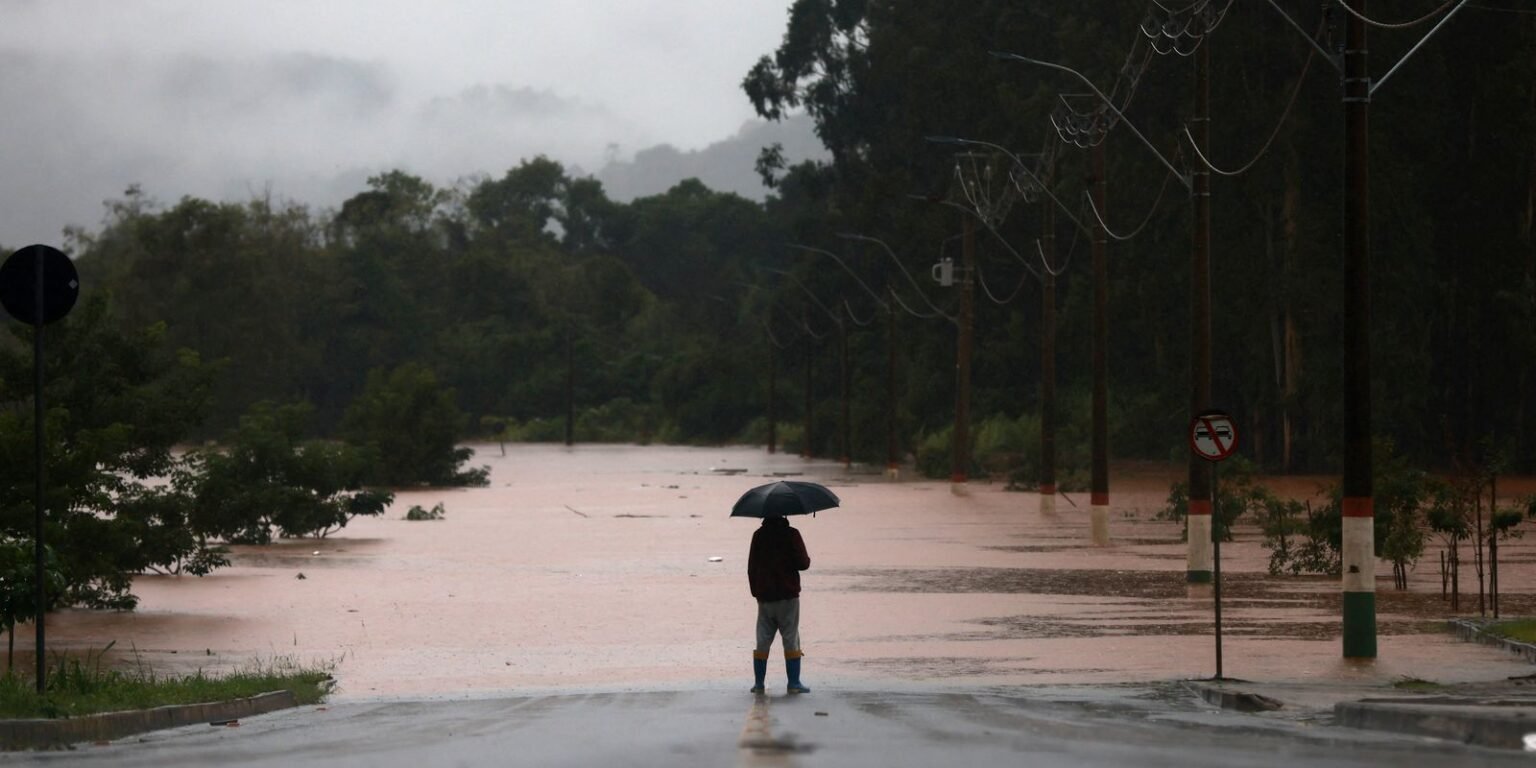 Ciclone extratropical favorece tempestade no Rio Grande do Sul 2024 05 01t200751z 439897976 rc2rh7a67r1l rtrmadp 3 brazil rains