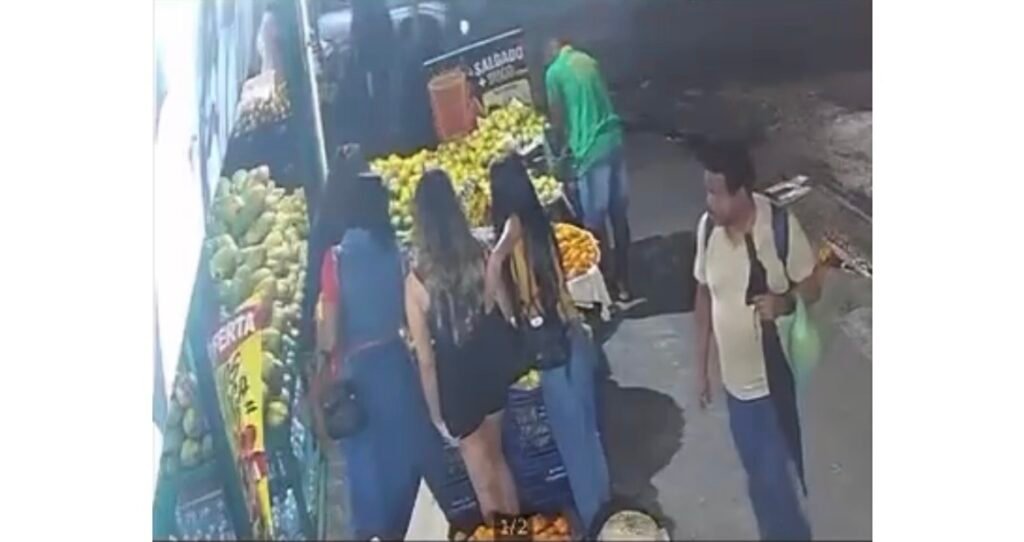 FLAGRANTE: ladra distrai cliente e tira celular de dentro da bolsa em mercado de Brotas IMG 2513