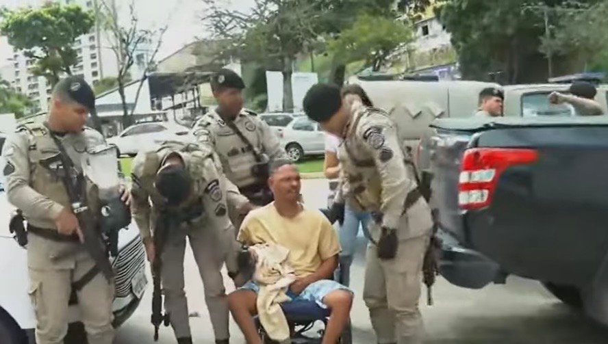 Cadeirante é detido com drogas, réplica de arma e câmeras de monitoramento em Salvador IMG 2625