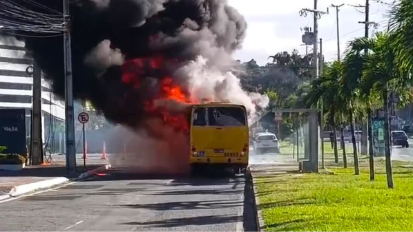 Ônibus pega fogo durante trajeto e deixa trânsito congestionado em Salvador auto upload 3384727