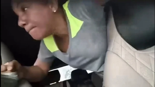 “NÃO VOU PAGAR”: PASSAGEIRA PARTE PARA CIMA E ESFAQUEIA MOTORISTA DE APLICATIVO DURANTE DISCUSSÃO EM SALVADOR (VÍDEO) camera flagrou crime dentro do carro na boca do rio 3397846