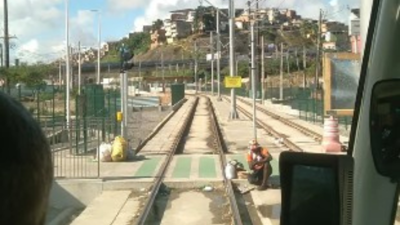 Homem entra nos trilhos e interrompe passagem de VLT durante testes em Salvador design sem nome 1 c3fdf971 widelg