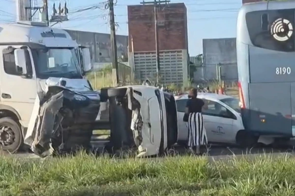 Acidente envolvendo sete veículos causa lentidão na BR-324 engavetamento na br 324 3392614 article