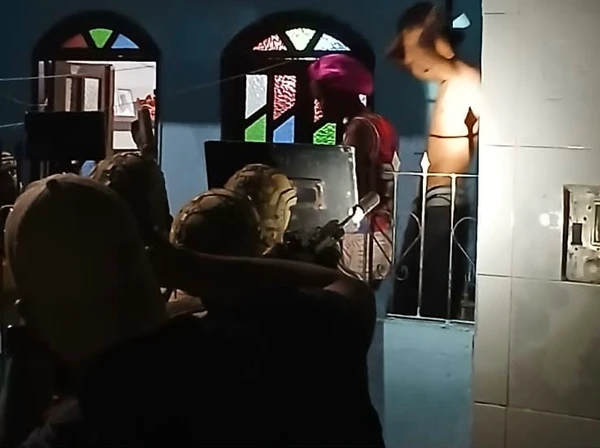Criminosos invadem casa durante fuga e fazem moradores reféns no Nordeste de Amaralina faccionados foram preso apos pm cercar casa 3390111 article