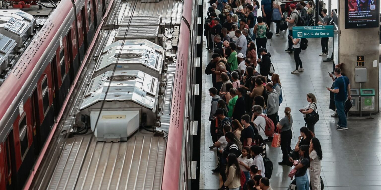 SP: greve na CPTM paralisa parcialmente três linhas de trens int3899.jpg 2